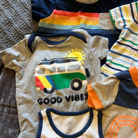 GAP bundle 6-12 month body suits - Picture 5 of 6